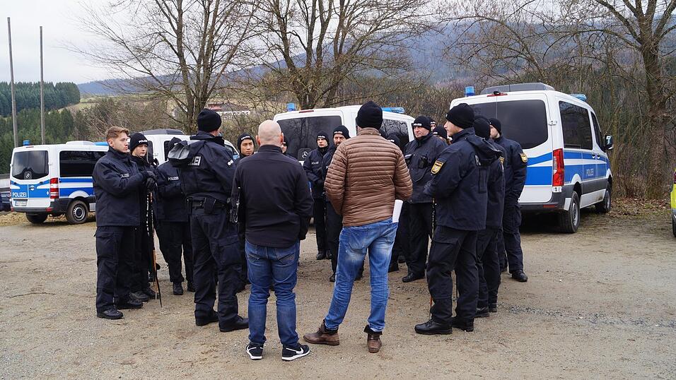 Einsatzbesprechung mit den jungen Polizisten: Am Mittwoch&nbsp;wurde nach dem Tatmesser f&uuml;r das versuchte T&ouml;tungsdelikt gesucht.