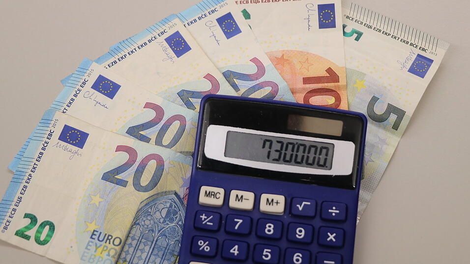 Geldscheine und ein Taschenrechner liegen auf dem Tisch. Rund 730.000 Euro mehr hat der Markt im Gemeindesäckel, weil die Hebesätze bei der Grundsteuer gleich bleiben. Geldscheine und ein Taschenrechner liegen auf dem Tisch. Rund 730.000 Euro mehr hat der Markt im Gemeindesäckel, weil die Hebesätze bei der Grundsteuer gleich bleiben.