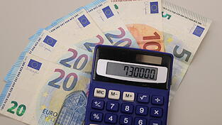 Geldscheine und ein Taschenrechner liegen auf dem Tisch. Rund 730.000 Euro mehr hat der Markt im Gemeindesäckel, weil die Hebesätze bei der Grundsteuer gleich bleiben. Geldscheine und ein Taschenrechner liegen auf dem Tisch. Rund 730.000 Euro mehr hat der Markt im Gemeindesäckel, weil die Hebesätze bei der Grundsteuer gleich bleiben.