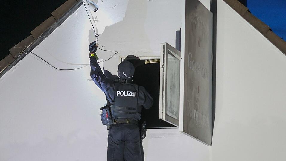 Razzien gibt es in Wohnungen und Gesch&auml;ftsr&auml;umen von Vereinsmitgliedern und Unterst&uuml;tzern, etwa in Hilden.