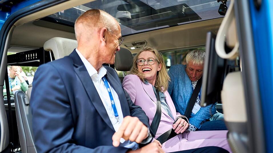 Berlins Verkehrssenatorin Ute Bonde setzt auf autonomes Fahren und hofft auch einen raschen Einsatz fahrerloser Shuttle im Stadtverkehr. Berlins Verkehrssenatorin Ute Bonde setzt auf autonomes Fahren und hofft auch einen raschen Einsatz fahrerloser Shuttle im Stadtverkehr.