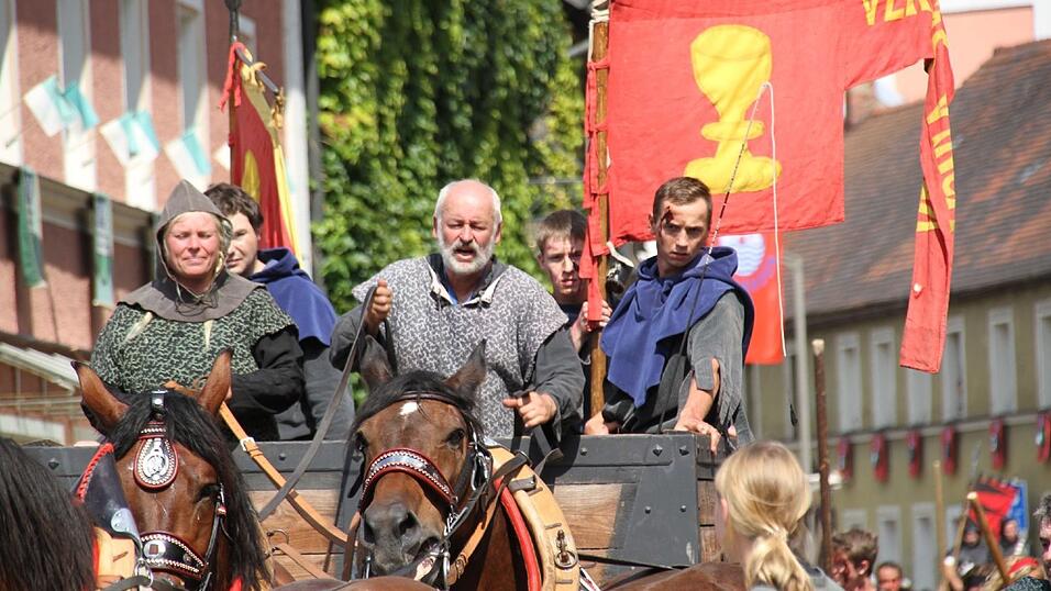 Die schönsten Augenblicke des historischen Drachenstich-Festzuges 2016. Die schönsten Augenblicke des historischen Drachenstich-Festzuges 2016.
