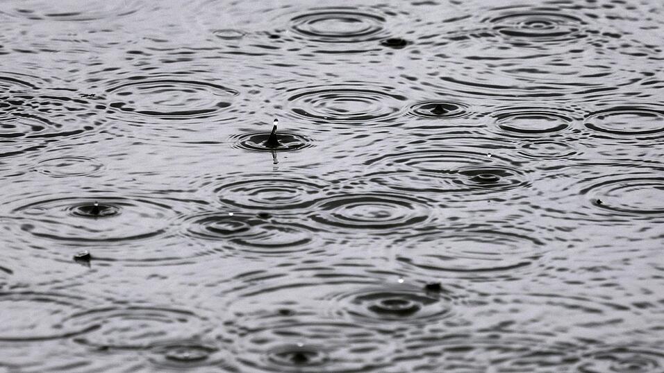 Plitsch platsch: In Bayern soll es weiterhin viel regnen. (Symbolbild) Plitsch platsch: In Bayern soll es weiterhin viel regnen. (Symbolbild)