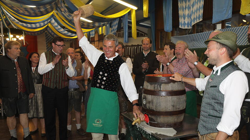 'O'zapft is' rief Bürgermeister Franz Hofstetter, der mit vier wuchtigen Schlägen das erste Holzfass angezapft hatte - letztmalig in seiner Amtszeit. 'O'zapft is' rief Bürgermeister Franz Hofstetter, der mit vier wuchtigen Schlägen das erste Holzfass angezapft hatte - letztmalig in seiner Amtszeit.