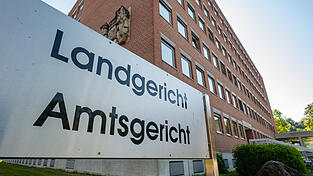 Eine Frau wurde im Kreis Freising stundenlang vergewaltigt. Nun muss sich der Tatverdächtige vor dem Landgericht Landshut verantworten. (Symbolbild)