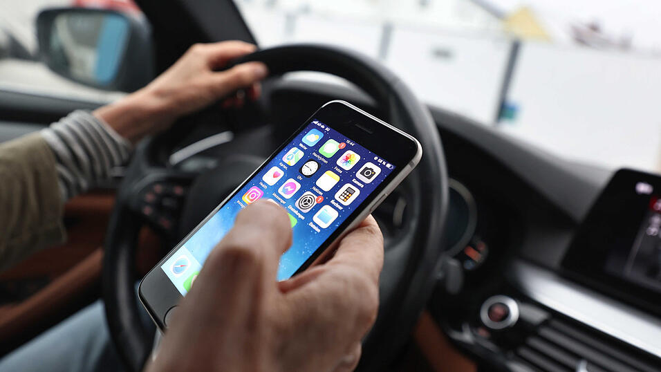Schlechte Idee: Ein Blick aufs Handy bedeutet sekundenlange Unaufmerksamkeit. Schlechte Idee: Ein Blick aufs Handy bedeutet sekundenlange Unaufmerksamkeit.