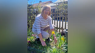 Brigitte Röll in ihrem Naturgarten, in dem neben lila Primeln und Traubenhyazinthen leuchtend-gelbe Narzissen mit der Frühlingssonne um die Wette strahlen. Brigitte Röll in ihrem Naturgarten, in dem neben lila Primeln und Traubenhyazinthen leuchtend-gelbe Narzissen mit der Frühlingssonne um die Wette strahlen.