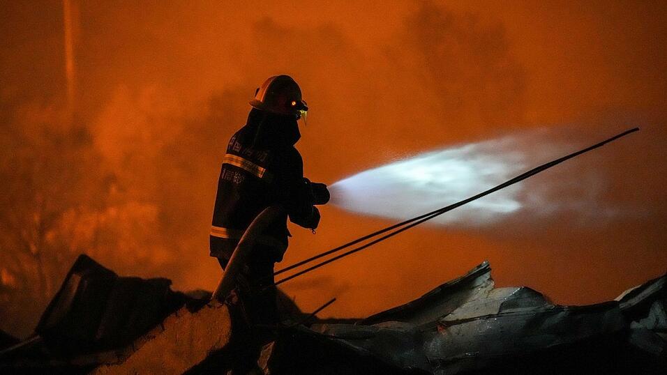 Bei einer Explosion in einer Feuerwerksfabrik in Zentralchina sind mindestens 21 Menschen ums Leben gekommen.