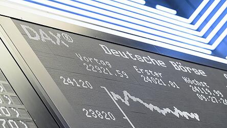 Viele Menschen legen Geld an der B&ouml;rse an, besonders beliebt: b&ouml;rsengehandelte Indexfonds, sogenannte ETFs. (Symbolbild)