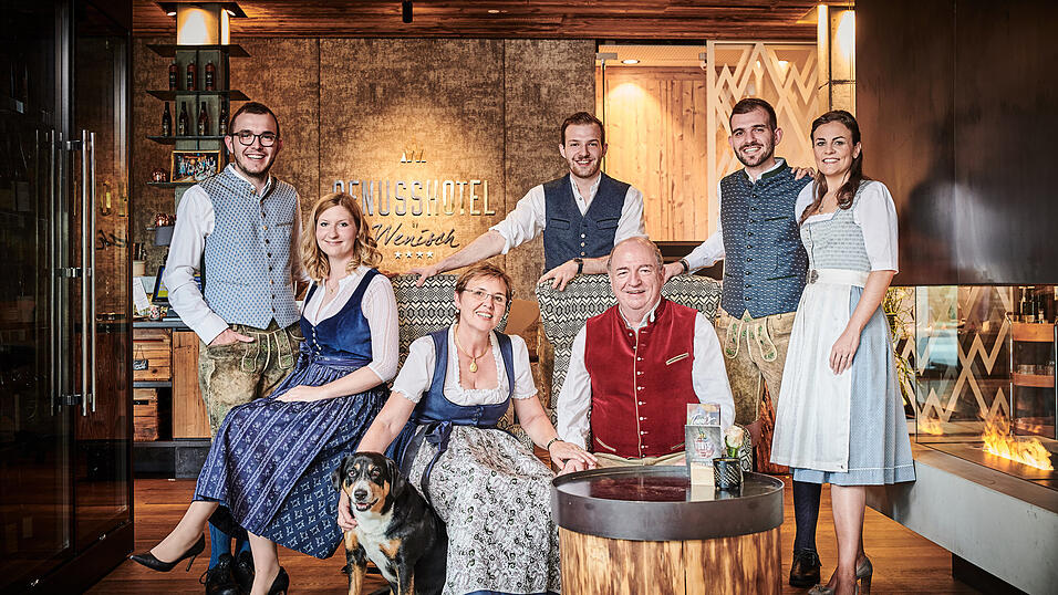 Anton Wenisch (sitzend, rechts) ist seit 1985 als Festwirt auf dem G&auml;ubodenvolksfest dabei. Au&szlig;erhalb der f&uuml;nften Jahreszeit kennt man ihn vor allem wegen seiner Metzgerei, dem Genuss-Hotel Wenisch und dem Gasthaus Toni&rsquo;s. Und weil das f&uuml;r einen allein doch etwas viel wird, packt die ganze Familie Wenisch mit an &ndash; auch im Festzelt. Toni (2. v. r.) macht die K&uuml;che, Stefan (stehend, links) die Bar und Christoph (Mitte) das B&uuml;ro, alles zusammen mit den Schwiegert&ouml;chtern, hat der Seniorchef einmal erz&auml;hlt. Kulinarisch hebt sich das Wenisch vor allem durch seine Ochsen-Gerichte auf der Karte ab.