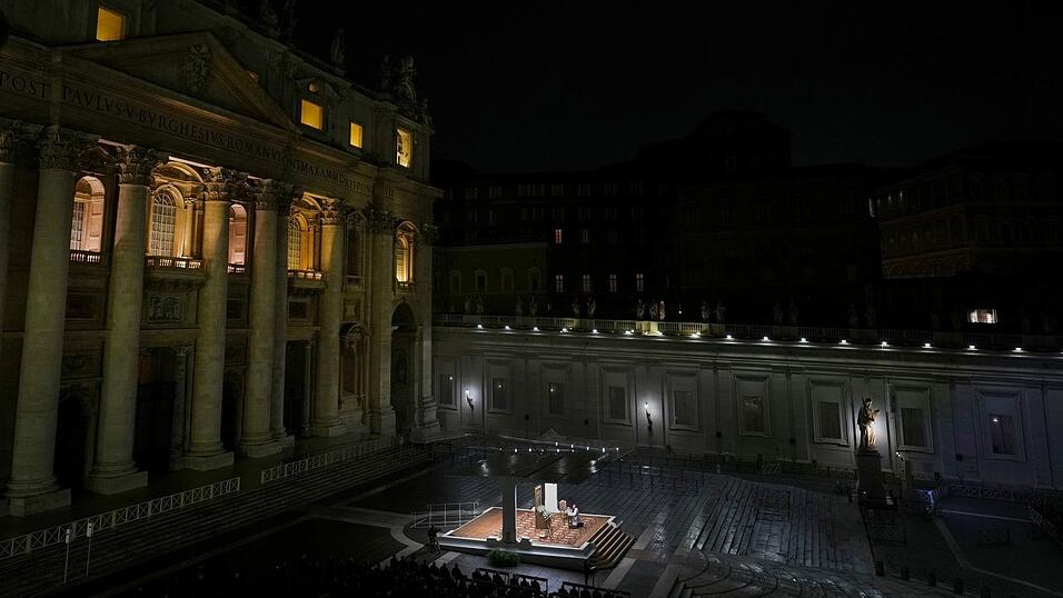 Auf dem Petersplatz versammeln sich nun jeden Abend Gläubige zum Gebet für Papst Franziskus.