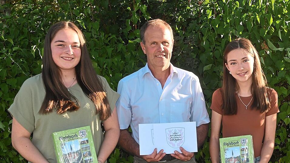 Bürgermeister Leonhard Berger dankte Michaela Dasch (links) und Sofia Holzapfel (rechts) für ihre hervorragenden Leistungen. Bürgermeister Leonhard Berger dankte Michaela Dasch (links) und Sofia Holzapfel (rechts) für ihre hervorragenden Leistungen.