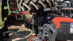 Beim Abladen von Bauschutt ist eine 57-J&auml;hrige in Haunsbach mit ihrem Traktor verungl&uuml;ckt.&nbsp;