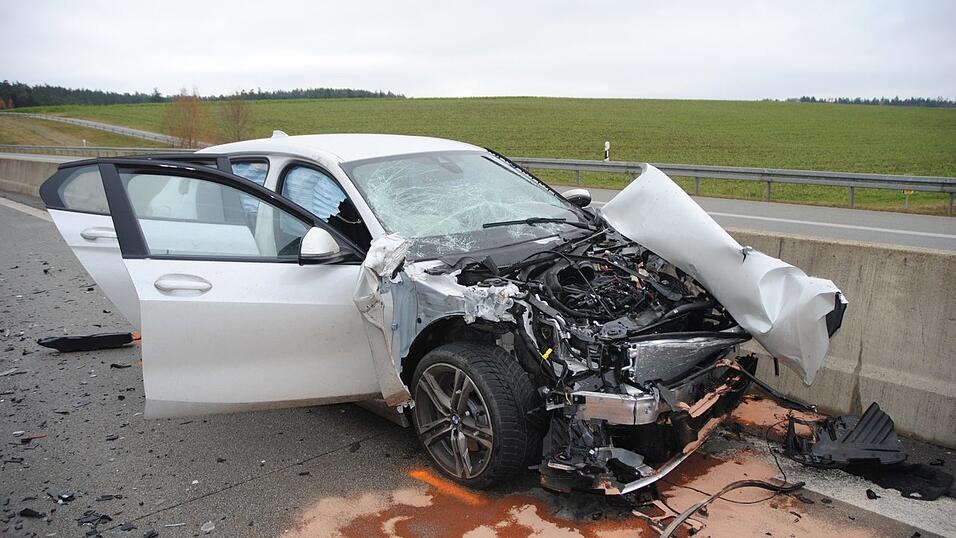 Bei einem Unfall am Montagvormittag auf der B15 neu zwischen den Anschlussstellen Neufahrn-S&uuml;d und Schierling-S&uuml;d wurde eine 50-j&auml;hrige Frau schwer verletzt.
