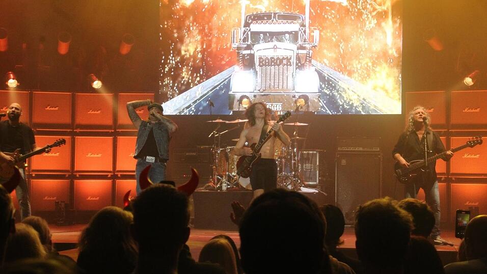 Eindrücke vom Konzertabend der AC/DC-Coverband Barock in er Landshuter Sparkassen-Arena. Eindrücke vom Konzertabend der AC/DC-Coverband Barock in er Landshuter Sparkassen-Arena.