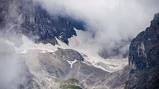 Der Höllentalferner als Deutschlands größter Gletscher lockt zahlreiche Bergsteiger an. (Archivbild)