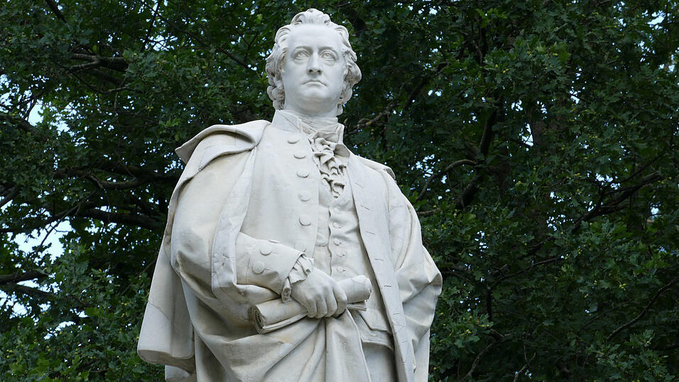 &Uuml;berlebensgro&szlig;, nicht nur als Skulptur (wie hier im Tiergarten in Berlin): Eine Ann&auml;herung an Johann Wolfgang von Goethe ist dennoch m&ouml;glich &ndash; und sehr zu empfehlen.