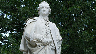 &Uuml;berlebensgro&szlig;, nicht nur als Skulptur (wie hier im Tiergarten in Berlin): Eine Ann&auml;herung an Johann Wolfgang von Goethe ist dennoch m&ouml;glich &ndash; und sehr zu empfehlen.