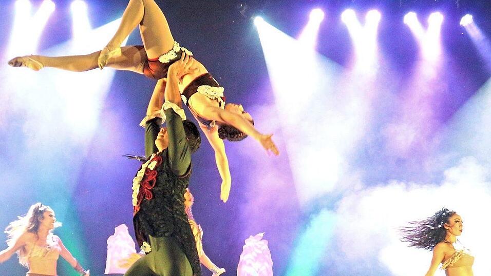 Akrobatischer Tanz gab es auf der B&uuml;hne zu sehen.