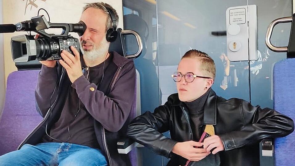 Wolfgang Jester (r.) mit Martin Noweck, Kameramann und Medienp&auml;dagoge beim Institut f&uuml;r Medienp&auml;dagogik in Forschung und Praxis (JFF) in M&uuml;nchen