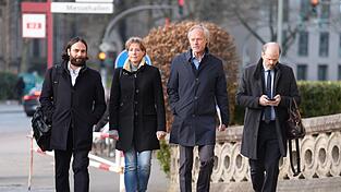 Christina Block, ihr Lebensgefährte Gerhard Delling und fünf weitere Angeklagte müssen nach dreiwöchiger Weihnachtspause wieder im Prozess um die Entführung zweier Kinder der Unternehmerin erscheinen. (Archivbild) Christina Block, ihr Lebensgefährte Gerhard Delling und fünf weitere Angeklagte müssen nach dreiwöchiger Weihnachtspause wieder im Prozess um die Entführung zweier Kinder der Unternehmerin erscheinen. (Archivbild)