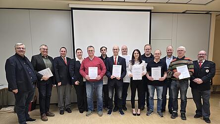 Die Geehrten mit den Gratulanten.