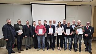 Die Geehrten mit den Gratulanten.