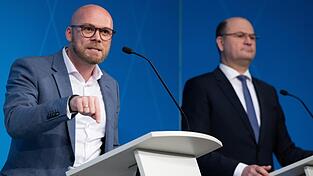 Digitalminister Fabian Mehring (l.) hat sich im regierungsinternen Konflikt mit Finanzminister Albert F&uuml;racker durchgesetzt. (Archiv)