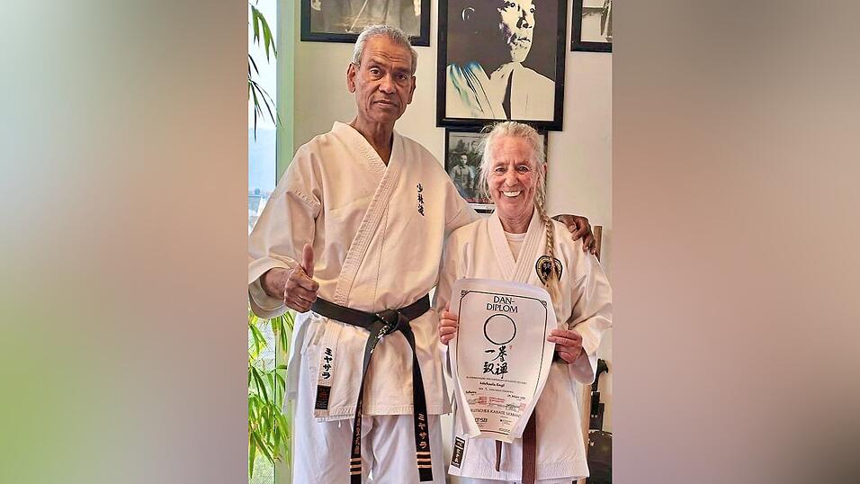 Michaela Engl hat es geschafft: Die Pr&uuml;fung nahm ihr der renommierte Meister Jamal Measara (75 Jahre, 9. Dan Karate, 7. Dan Aikido, 9. Dan Kobudo) in Kelheim ab.