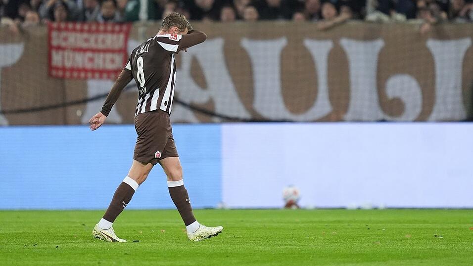 Eric Smith (FC St. Pauli) geht nach seinem Platzverweis vom Spielfeld. Eric Smith (FC St. Pauli) geht nach seinem Platzverweis vom Spielfeld.