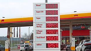 Die Spritpreise in Deutschland sind wegen des Iran-Kriegs stark gestiegen.