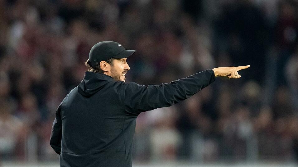 Der Jubilar: Julian Schuster wies den SC Freiburg zum 100. Mal in einem Pflichtspiel als Trainer an. Der Jubilar: Julian Schuster wies den SC Freiburg zum 100. Mal in einem Pflichtspiel als Trainer an.