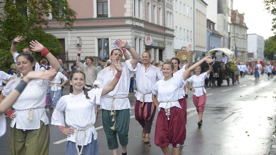 Zahlreiche Musik- und Trachtengruppen zogen nach dreij&auml;hriger Pause am Freitagabend zum Festplatz Am Hagen.&nbsp;