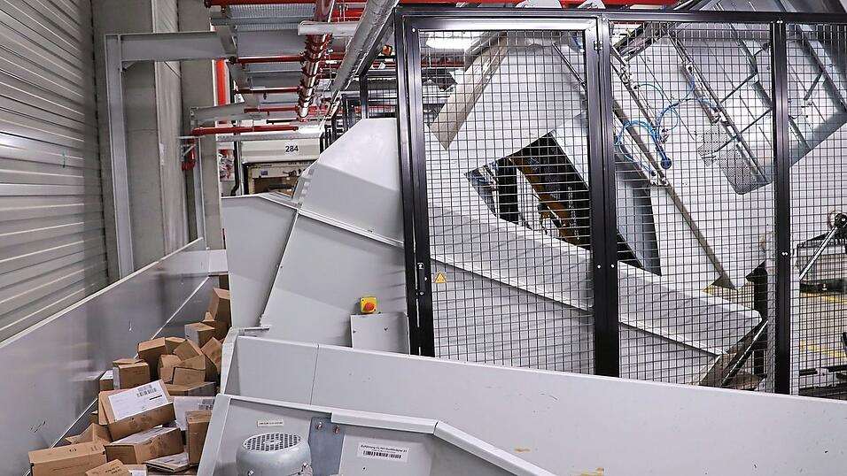 Automatisiert werden bei der neuen Sortieranlage die P&auml;ckchen auf das F&ouml;rderband gekippt und zur Sortierspur transportiert.