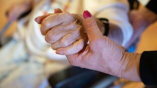 Die Pflege durch Angehörige ist unverzichtbar für den Sozialstaat. Deshalb fordern die Fraktionschefs von CDU und CSU bei den anstehenden Reformen mehr politische Wertschätzung für die «Helden des Alltags». (Illustration) Die Pflege durch Angehörige ist unverzichtbar für den Sozialstaat. Deshalb fordern die Fraktionschefs von CDU und CSU bei den anstehenden Reformen mehr politische Wertschätzung für die «Helden des Alltags». (Illustration)