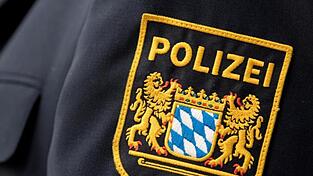 In einem zivilen Beruf wäre es mit dem Amtsgerichtsurteil und der Geldstrafe getan gewesen. Für einen Polizisten hat Tankbetrug viel weitreichendere Folgen: Es geht ihm an die Altersversorgung (Symbolbild). In einem zivilen Beruf wäre es mit dem Amtsgerichtsurteil und der Geldstrafe getan gewesen. Für einen Polizisten hat Tankbetrug viel weitreichendere Folgen: Es geht ihm an die Altersversorgung (Symbolbild).