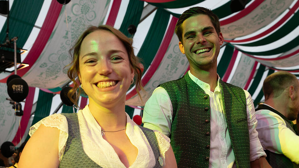 Echte Blasmusikfans lie&szlig;en sich den Montagabend im Festzelt Weckmann nicht entgehen.