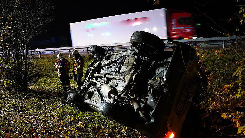 Am Mittwochabend hat sich auf der A3 auf Höhe des Parkplatzes Konsee nahe Deggendorf ein Unfall ereignet. Am Mittwochabend hat sich auf der A3 auf Höhe des Parkplatzes Konsee nahe Deggendorf ein Unfall ereignet.
