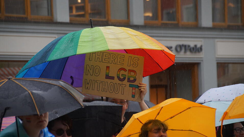 Parade in str&ouml;mendem Regen.