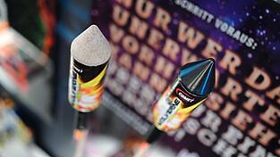 Der Verkauf von Feuerwerk für Silvester hat begonnen - begleitet von einer Debatte.