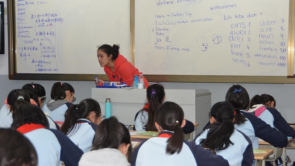 Von einer deutschen Schule in ein M&auml;dchengymnasium in Shanghai: Stefanie Maier fiel neben den Schuluniformen nicht nur wegen ihrer normalen Kleidung auf. Die chinesischen M&auml;dchen wollten unbedingt mehr &uuml;ber Deutschland wissen. In der Mittagspause gab Stefanie deshalb sogar etwas Deutschunterricht.
