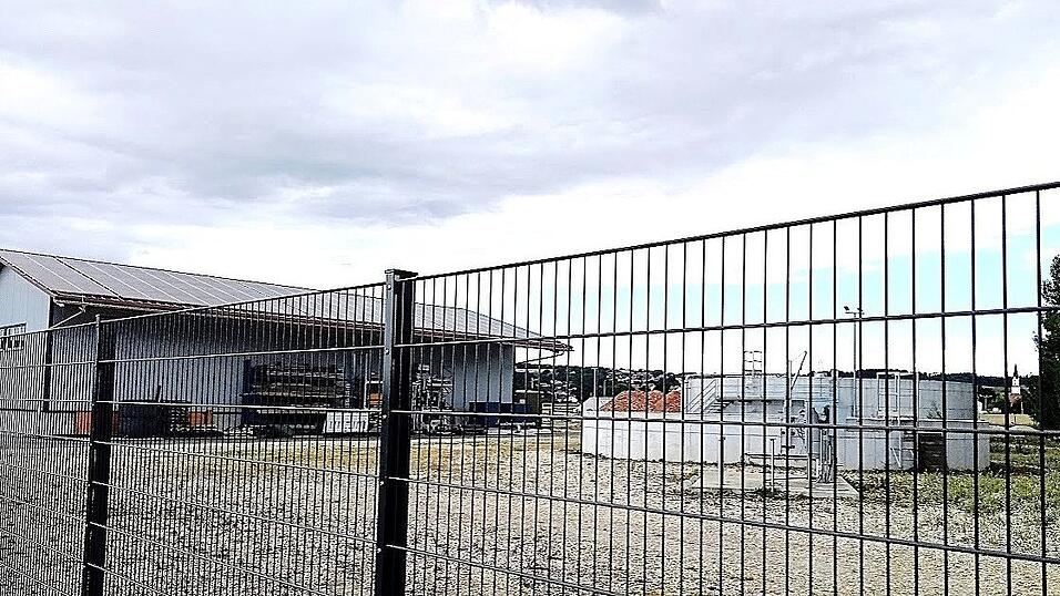 Die Einfriedung der Kläranlage.
