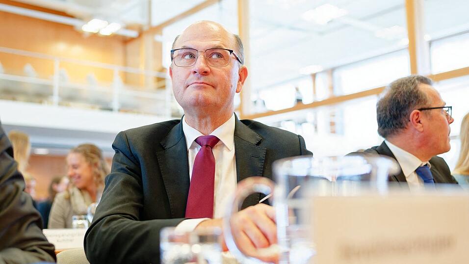 Bayerns Finanzminister Albert Füracker (CSU) hätte sich eine bessere Prognose der Steuerschätzer für den Freistaat gewünscht. (Archivbild) Bayerns Finanzminister Albert Füracker (CSU) hätte sich eine bessere Prognose der Steuerschätzer für den Freistaat gewünscht. (Archivbild)