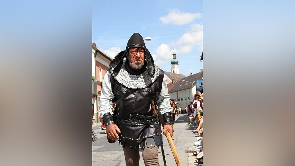 Die schönsten Augenblicke des historischen Drachenstich-Festzuges 2016. Die schönsten Augenblicke des historischen Drachenstich-Festzuges 2016.