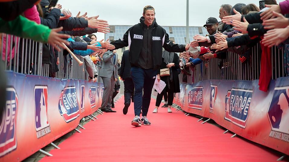 Baseball-Superstar Max Kepler war am Samstag zu Gast in Regensburg. Baseball-Superstar Max Kepler war am Samstag zu Gast in Regensburg.