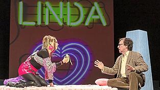 Launige Wiederaufnahme: Ella Schulz (Linda Ash) und Jochen Decker (Lenny Weinrib) in Woody Allens 'Geliebte Aphrodite'