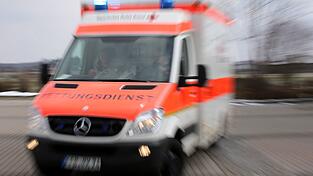 Die Einsatzkr&auml;fte eilten zu dem Unfallort. (Symbolbild)