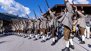 Werden k&uuml;nftig auch Frauen Salutsch&uuml;sse abgeben? (Archivbild)