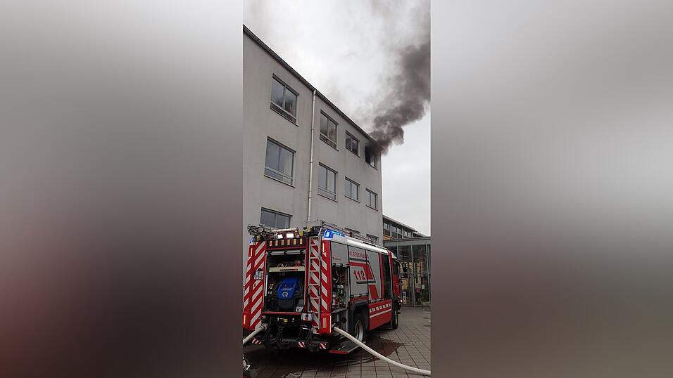 In der Konradschule in Regensburg kam es am Montagmittag zu einer Rauchentwicklung. In der Konradschule in Regensburg kam es am Montagmittag zu einer Rauchentwicklung.