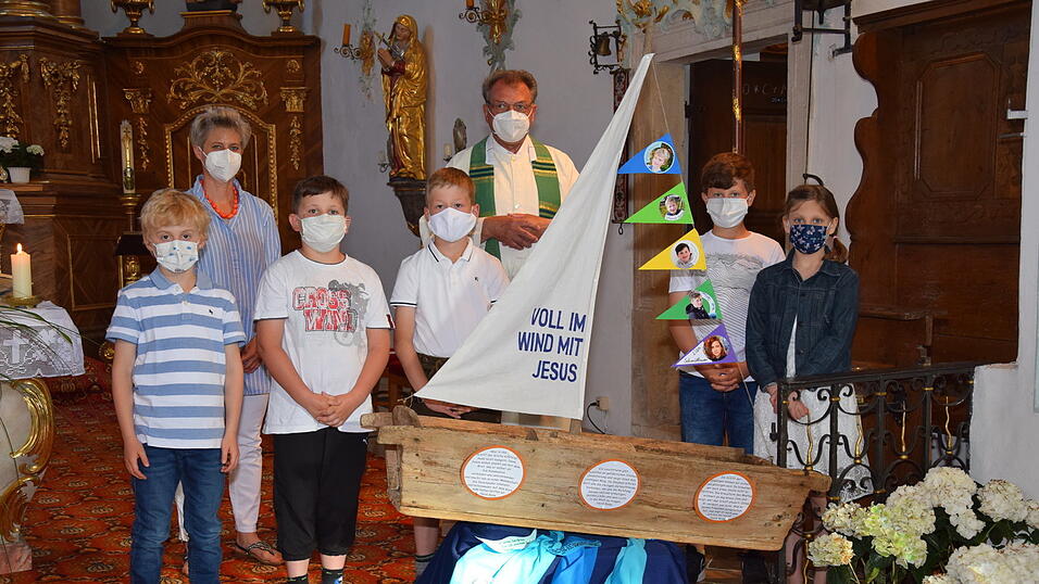 Die Kinder mit Christine Daffner und Stadtpfarrer Josef Ofenbeck.